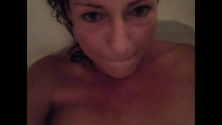 Bañera Consolador y goteando coño mojado