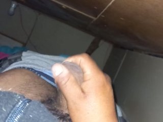 Me masturbo mientras escucho como follan a mi hermana