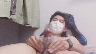 Japanse masturbeert en ejaculeert met een masturbator.