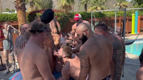 Orgía de 19 hombres junto a la piscina para celebrar el cumpleaños de Marc Angelo