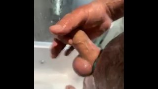 Anel peniano na punheta do chuveiro