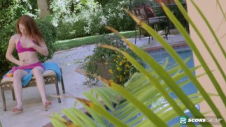 Рыжеволосая тинка Элис Грин раздевается в бикини и кончает