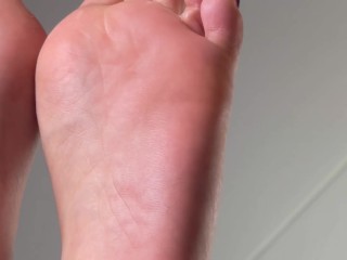 漂亮的脚趾和油性鞋底
