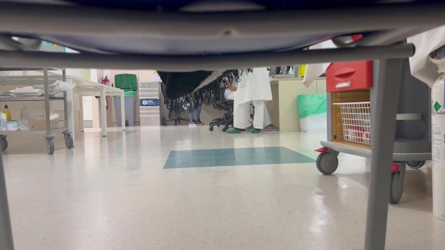 Die Neue Junge Krankenpflegeschülerin Untersucht Meinen Penis Und Ich Habe Einen Ständer