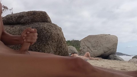 Naakt plezier hebben op een niet nudistenstrand. Exchibisionist puur nudisme. Geweldige cumshot