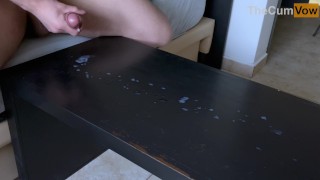 Ejaculação enorme sobre a mesa
