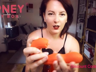 Nicoletta Probeert JOI Uit De Honeyplaybox En Heeft Echt Een Geweldig Orgasme Met Deze Nieuwe Vibrator