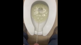 在卡车停靠站撒尿
