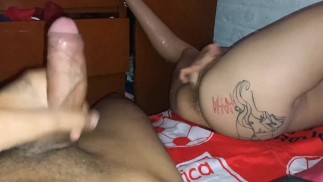 Mi hermanastra disfruta tanto ver como me masturbo la polla que termina teniendo un orgasmo achorro