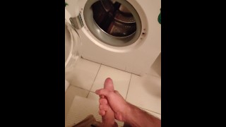 Neuk onzichtbare vriendin vast in de wasmachine