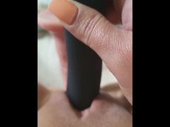 Masturbation et gros sextoy pour Nouyoumie en plaisir solitaire