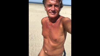UltimateSlut andando na praia de nudismo
