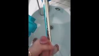 HawkHelll мастурбирует в ванной и готовится к траху с женой друга