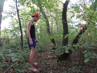 ближневосточный красавчик писает из своего толстого члена на публике