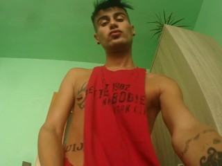 接吻相机 - 触摸镜头与嘴唇、公鸡、相机镜头 POV 上的暨