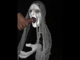Public de nuit effrayant - Éjaculation massive sur un monstre