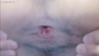 Japanse observeert anus na anale masturbatie met een dildo.