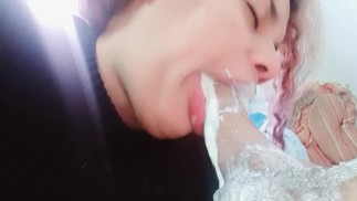 将我的多汁嘴巴滚动到硬鸡巴的底部，吸吮到茎直到爆炸你的中出
