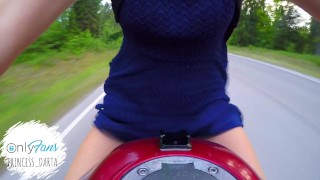 Mädchen fährt Motorrad mit sichtbarer Muschi