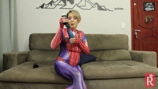 ПАУК ГВЕН ПОЛУЧАЕТ ИГРУШКУ ДЛЯ АНАЛЬНОЙ МАСТУРБАЦИИ С ФАЛЛОИМИТАТОРОМ