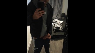 Chav garçon jouit dans le miroir