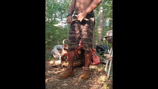 Buck Naked het breken van brandhout