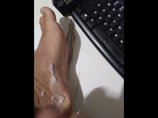 SPREADING THICK CUM ON MY FOOT!