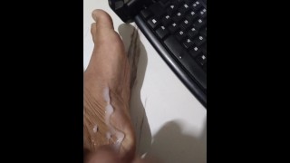 SPREADING THICK CUM ON MY FOOT!