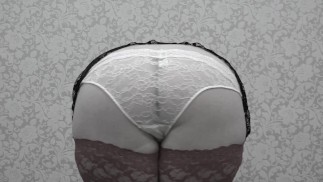 Зрелая милфа-толстушка с огромными обвисшими сиськами мастурбирует.