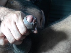 Hombre peludo cachondo goteando liquido de la polla