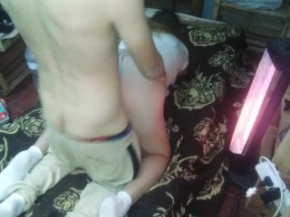 Cogiendo entangada de perrito al lado de la estufa electrica