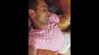 Leuke femboy draagt ​​luier, eet cake en speelt met penis en teddybeer