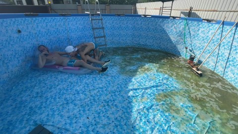 Le patron baise un minet mignon au fond de la piscine - 396