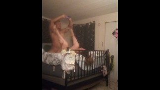 角质女孩被抓到手淫，室友走进来加入，吃掉并砸碎她的阴户