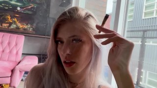 Chica sexy SFW Fumar un porro conmigo POV