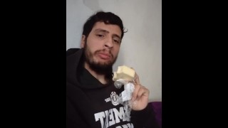 Uomo che mangia formaggio