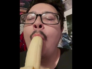Latino Chupa Banana Pensando que Es TU POLLA
