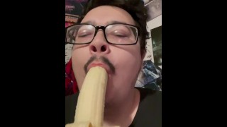 Latino chupa banana pensando que é seu galo