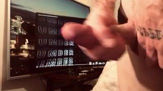 在漫长的夜晚用振动的公鸡环边缘我的大鸡巴厚射精后，射精到 Bi MMF 色情片