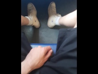 Yong Skater Muestra Sus Zapatillas En El Tren