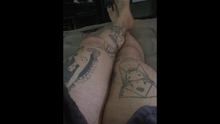 pés tatuados