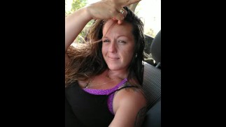 我把我的内裤拉到一边，在我抽烟和他妈的角质时闪现我的阴户（对我的粉丝来说）