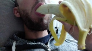 Elle veut tellement sucer une bite qu'elle fait une pipe à la banane avec sa bouche sensuelle