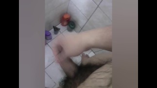 Соло мужская мастурбация в душе