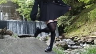 Transgender mit einer Vorliebe für Selbstbefriedigung und Urinieren tief in den Bergen