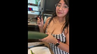 Sexy pepino tiktok bocadillo con youtuber tetona