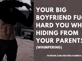 あなたの大きなボーイフレンドは、両親から隠れている間にあなたと激しくセックスします..