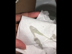 Киска очень сильно течет во время овуляции, показываю ее в общественном туалете 4/16