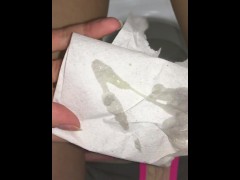 Киска очень сильно течет во время овуляции, показываю ее в общественном туалете 5/16