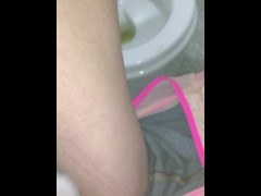 Киска очень сильно течет во время овуляции, показываю ее в общественном туалете 7/16